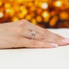 Pierścionek z białego złota z diamentem 0,50ct w szlifie princess oprawa halo z kamieniami na szynie P0320.B3.DIW.03 marko