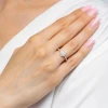 Pierścionek z białego złota z diamentem 0,50ct w szlifie łezka oprawa halo z kamieniami na szynie P0319.B3.DIW.03 marko