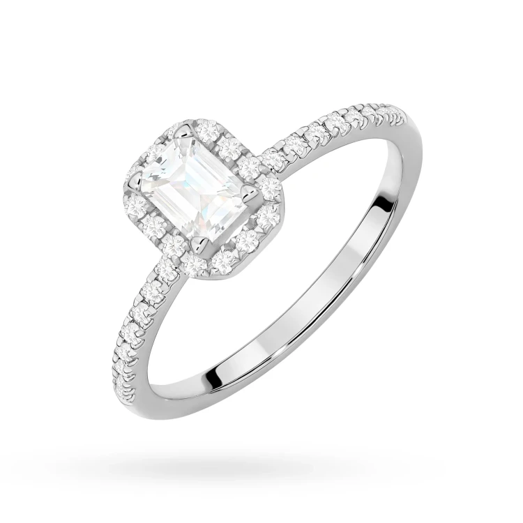 Pierścionek z białego złota z diamentem 0,50ct w szlifie emerald oprawa halo z kamieniami na szynie P0318.B3.DIW.03 marko