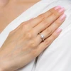 Pierścionek z białego złota z diamentem 0,50ct w szlifie emerald oprawa halo z kamieniami na szynie P0318.B3.DIW.03 marko
