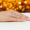 Pierścionek z białego złota z diamentem 0,50ct w szlifie emerald oprawa halo z kamieniami na szynie P0318.B3.DIW.03 marko