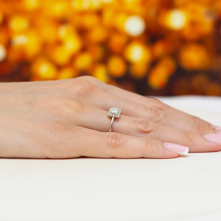 Pierścionek z białego złota z diamentem 0,50ct w szlifie princess w oprawie halo P0315.B3.DIW.03 marko