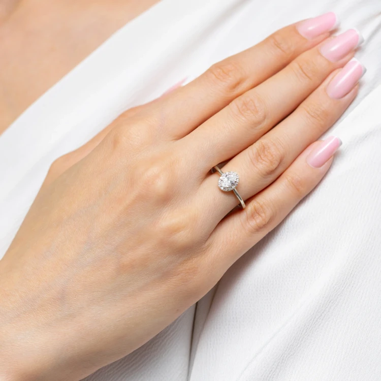 Pierścionek z białego złota z diamentem 0,50ct w szlifie owalnym w oprawie halo P0312.B3.DIW.03 marko
