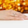 Pierścionek z białego złota z diamentem 0,50ct w szlifie owalnym w oprawie halo P0312.B3.DIW.03 marko