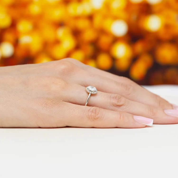 Pierścionek z białego złota z diamentem 0,50ct w szlifie owalnym w oprawie halo P0312.B3.DIW.03 marko
