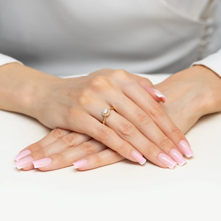 Pierścionek z żółtego złota z diamentem 0,50ct w szlifie brylantowym w oprawie halo P0311.Z3.DIW.03 marko