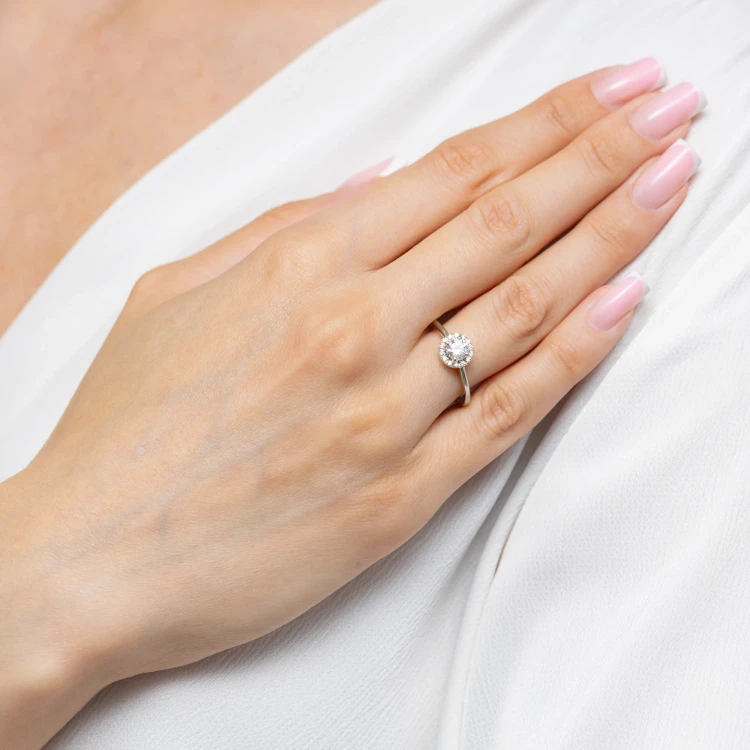 Pierścionek z białego złota z diamentem 0,50ct w szlifie brylantowym w oprawie halo P0311.B3.DIW.03 marko