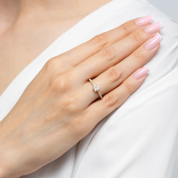Pierścionek z żółtego złota z diamentem 0,50ct w szlifie princess z kamieniami na szynie P0310.Z3.DIW.03 marko