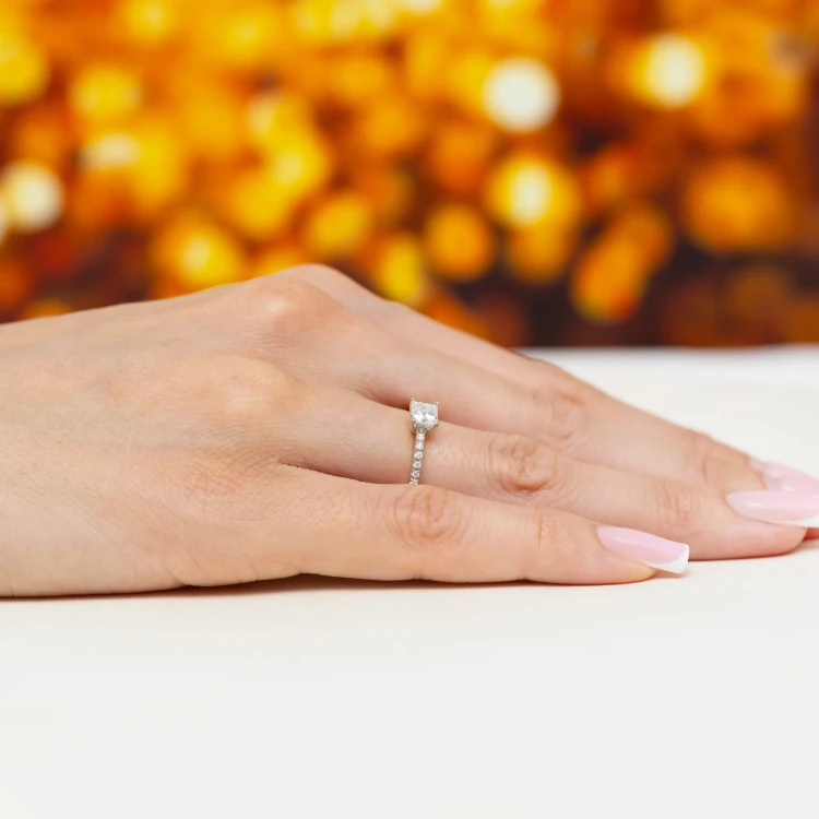 Pierścionek z białego złota z diamentem laboratoryjnym 0,50ct w szlifie princess z kamieniami na szynie  P0310.B3.LDW.03 marko