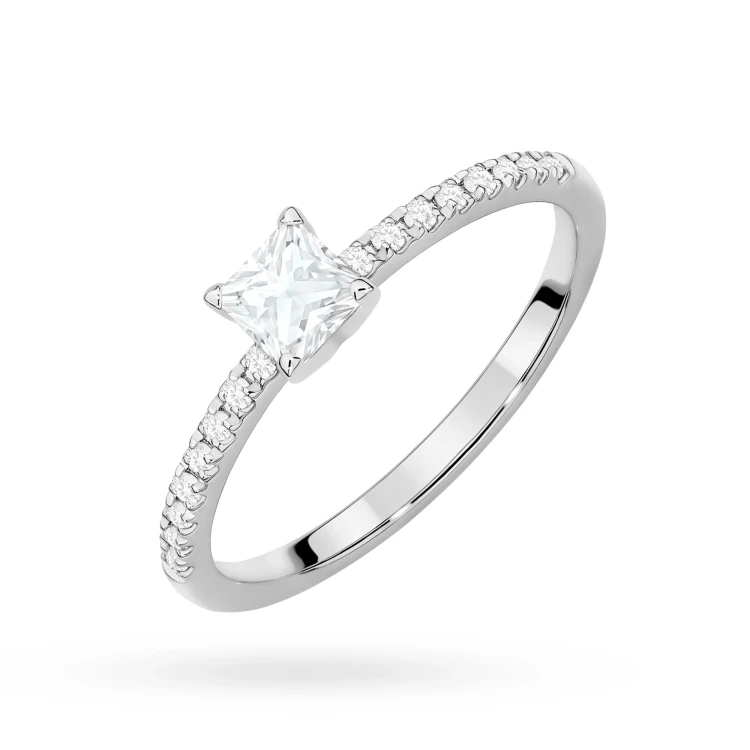 Pierścionek z białego złota z diamentem 0,50ct w szlifie princess z kamieniami na szynie P0310.B3.DIW.03 marko