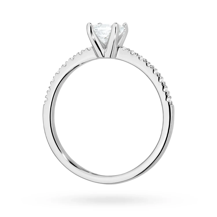 Pierścionek z białego złota z diamentem 0,50ct w szlifie princess z kamieniami na szynie P0310.B3.DIW.03 marko