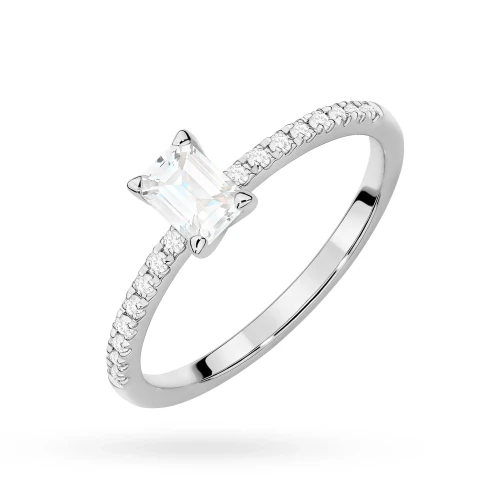 Pierścionek z białego złota z diamentem  0,50ct w szlifie emerald z kamieniami na szynie