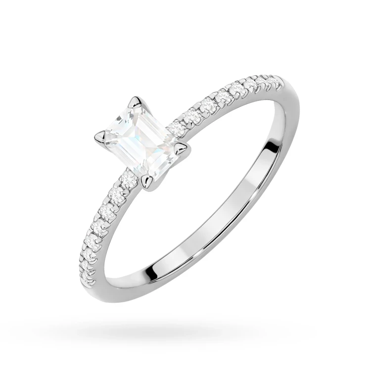 Pierścionek z białego złota z diamentem 0,50ct w szlifie emerald z kamieniami na szynie P0308.B3.DIW.03 marko