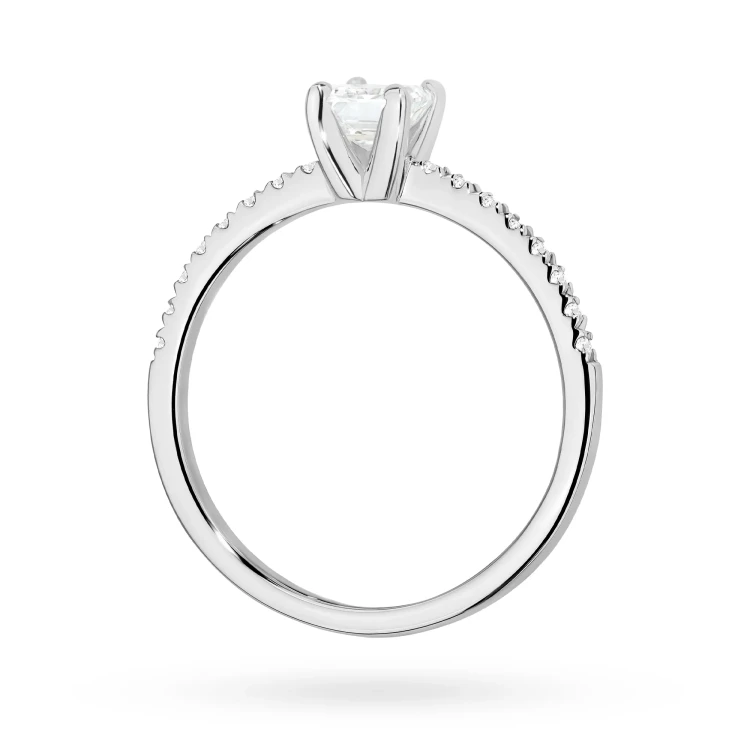 Pierścionek z białego złota z diamentem 0,50ct w szlifie emerald z kamieniami na szynie P0308.B3.DIW.03 marko