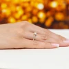 Pierścionek z białego złota z diamentem 0,50ct w szlifie brylantowym z kamieniami na szynie P0306.B3.DIW.03 marko