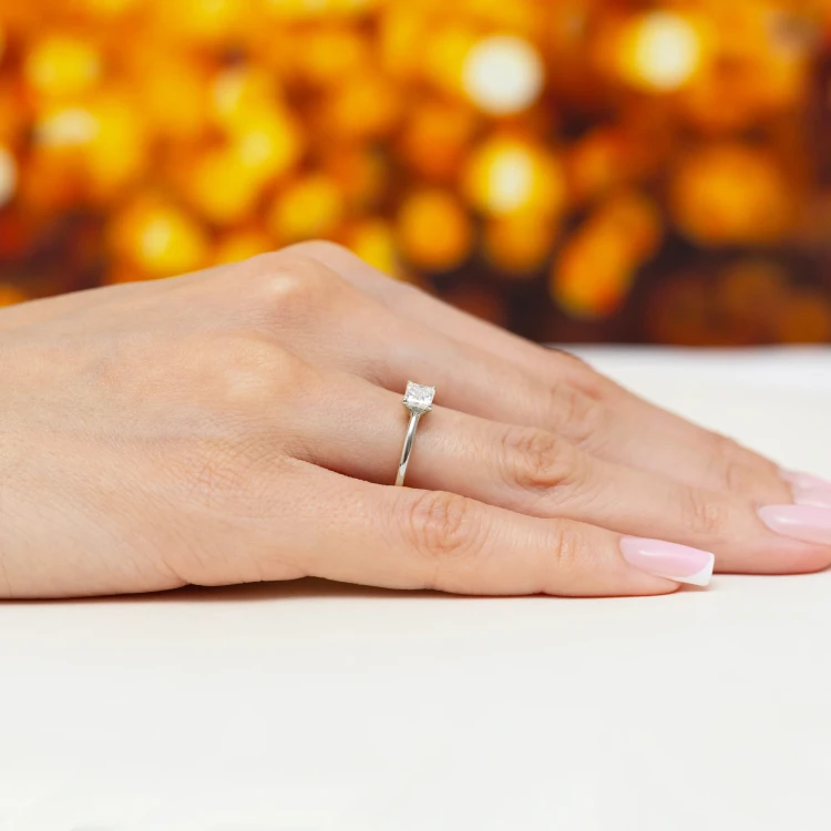 Klasyczny pierścionek z białego złota z diamentem 0,50ct w szlifie princess P0305.B3.DIW.03 marko