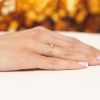 Pierścionek zaręczynowy z trzema diamentami laboratoryjnymi Lab Diamonds żółte złoto 375 P0223.Z5.LDW.01 marko
