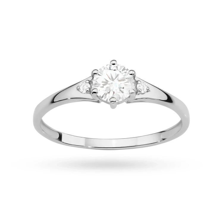 Zaręczynowy pierścionek z białego złota z trzema diamentami laboratoryjnymi Lab Diamonds P0177.B3.LDW.01 marko