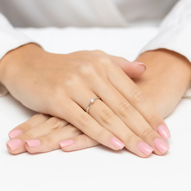 Złoty pierścionek białe złoto z pojedynczym diamentem laboratoryjnym 0,10ct serce w koronie Lab Diamonds P0169.B3.LDW.01 marko