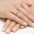 Złoty pierścionek 585 z brylantami 0,11ct Galaktyki, prezentowany na dłoni z jasnym manicure produktu W0419.Z3.DIW.01