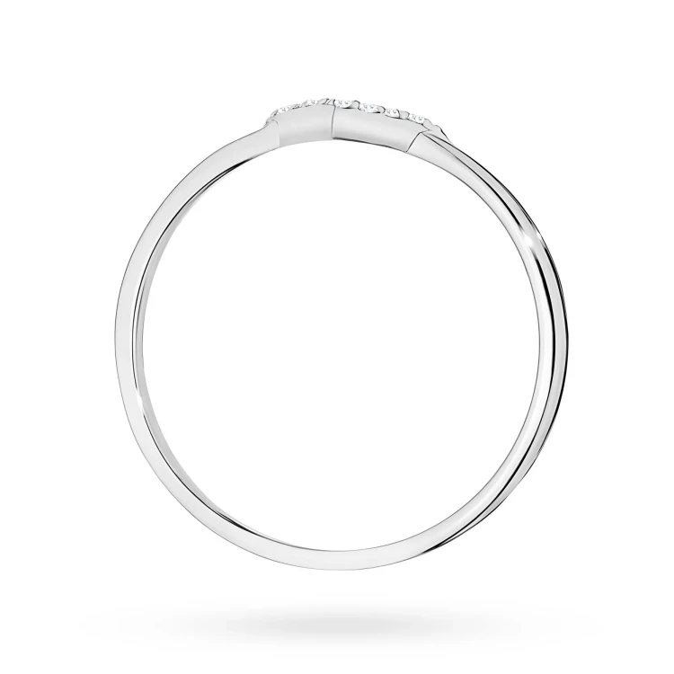 Elegancki pierścionek z białego złota w kształcie litery V, ozdobiony delikatnymi brylantami, prezentowany jest na dłoni z neutralnym manicurem, produktu W0602.B3.DIW.01