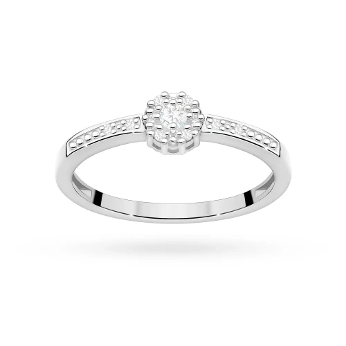 Elegancki pierścionek z białego złota ozdobiony dwunastoma drobnymi brylantami oraz centralnym brylantem o masie 0,09 ct, prezentowany na jednolitym białym tle produktu W0091.B3.DIW.01