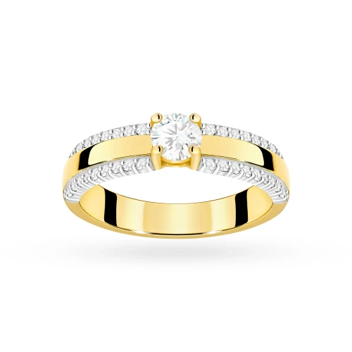 Złoty pierścionek ze zdobioną obrączką i brylantami z kolekcji Galaktyki, prezentowany na białym tle produktu W0356.Z3.DIW.01
