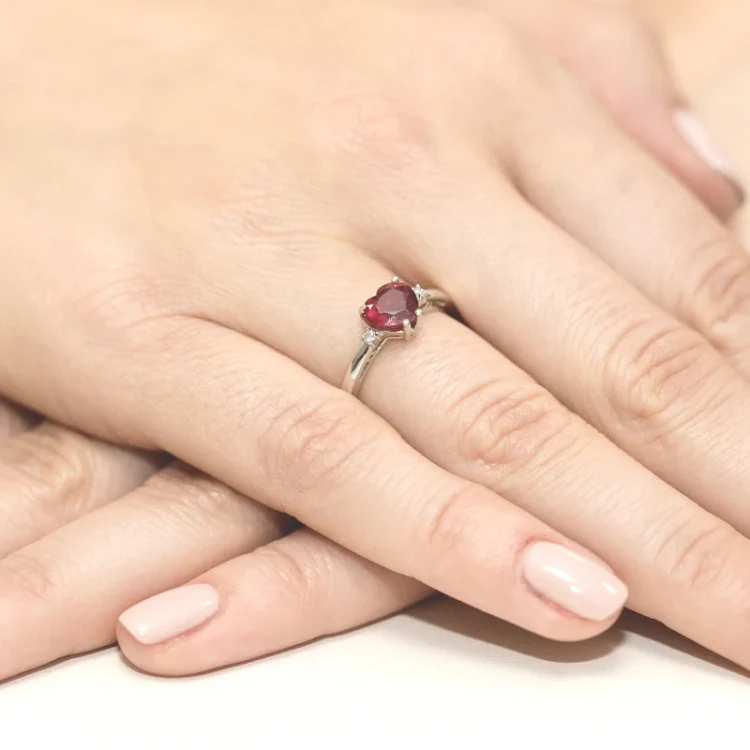 Pierścionek z białe złota rubin 1,70ct i brylanty W012-585-R1.70 MARKO