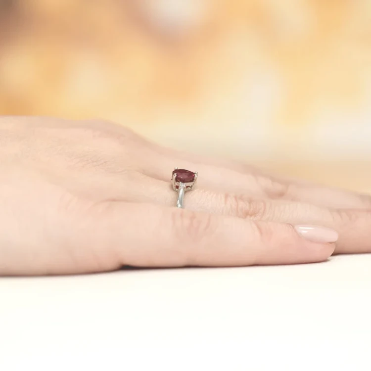 Pierścionek z białe złota rubin 1,70ct i brylanty W012-585-R1.70 MARKO