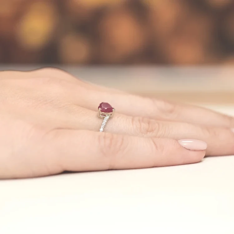 Pierścionek białe złoto rubin 1,70ct i brylanty 0,06ct W050-585-R1.70 MARKO