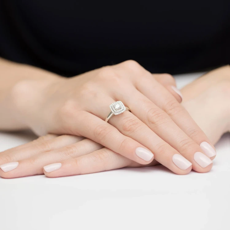 Okazały pierścionek z diamentami laboratoryjnymi kwadratowy białe złoto Lab Diamonds W0345.B3.LDW.01 marko