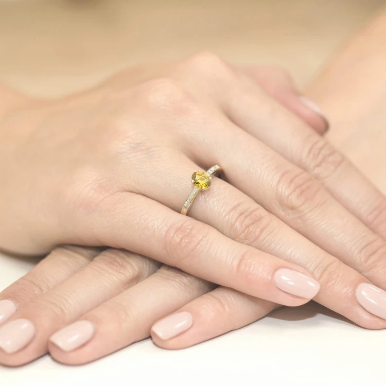 Złoty pierścionek zaręczynowy z owalnym żółtym diamentem Lab Diamonds W0067.Z3.LDY.01 marko