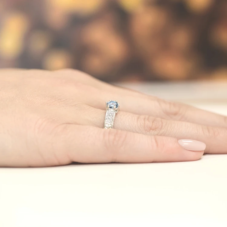 Pierścionek zaręczynowy z białego złota z okrągłym niebieskim diamentem laboratoryjnym Lab Diamonds W0075.B3.LDA.01 marko
