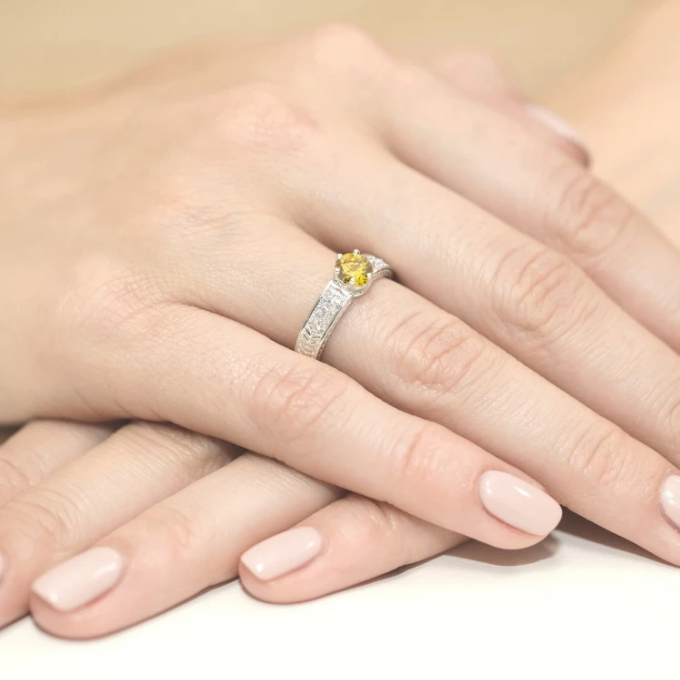 Pierścionek zaręczynowy z białego złota z okrągłym żółtym diamentem laboratoryjnym Lab Diamonds W0075.B3.LDY.01 marko