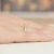 Pierścionek z trzema kamieniami żółte złoto z różowym diamentem laboratoryjnym Lab Diamonds W0076.Z3.LDP.01 marko