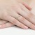 Złoty pierścionek zaręczynowy z brylantem z kolekcji Klasyka, prezentowany na dłoni produktu W0051.Z3.DIW.01
