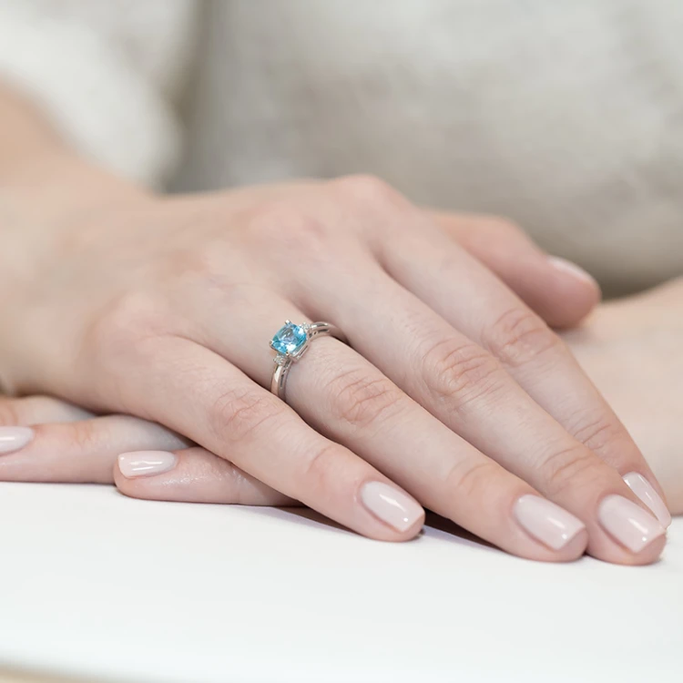 Pierścionek z białego złota z topazem Kultowa W003 próba 585 topaz 0,70ct MARKO