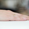 Złoty pierścionek zaręczynowy z diamentami, prezentowany na dłoni produktu W0269.Z3.DIW.01