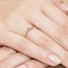 Klasyczny pierścionek zaręczynowy z białego złota z brylantem o masie 0,08ct, prezentowany na dłoni produktu W0209.B3.DIW.01