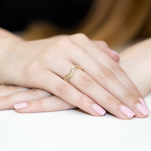Falowany złoty pierścionek z brylantami 0,06ct Galaktyki