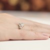 Złoty pierścionek 585 z brylantami 0,19ct z kolekcji Obietnice, prezentowany na dłoni kobiety produktu W0412.Z3.DIW.01