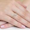 Złoty pierścionek zaręczynowy z brylantami 0,17ct z kolekcji Galaktyki, prezentowany na dłoni produktu W0184.Z3.DIW.01