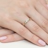 Złoty pierścionek 585 z brylantem 0,12ct z kolekcji Obietnice, prezentowany na dłoni produktu W0159.Z3.DIW.01
