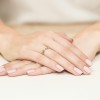 Złoty pierścionek zaręczynowy brylant 0,10ct Klasyka, prezentowany na dłoni z delikatnym manicure produktu W0208.Z3.DIW.02