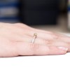 Złoty pierścionek zaręczynowy z diamentami, prezentowany na dłoni, na białym tle produktu W0202.Z3.DIW.01