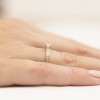 Złoty pierścionek zaręczynowy i brylanty 0,28ct, prezentowany na dłoni produktu W0288.Z3.DIW.02