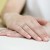 Złoty pierścionek z cyrkoniami Farve, prezentowany na dłoni produktu W056-333-G
