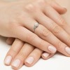 Pierścionek z białego złota 585 z brylantami, prezentowany na dłoni produktu W0419.B3.DIW.01