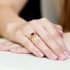 Złoty pierścionek zaręczynowy z rubinem 1,10ct Dynastia, prezentowany na dłoni produktu W0310.Z3.RUR.01