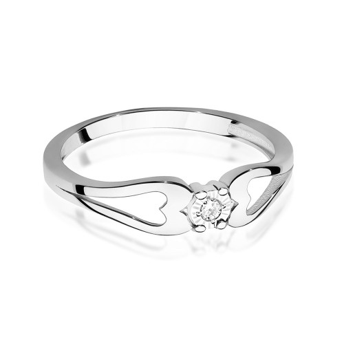 Elegancki pierścionek z białego złota z niewielkim brylantem osadzonym w centralnej części, prezentowany na białym tle produktu P056-B585-B0.03